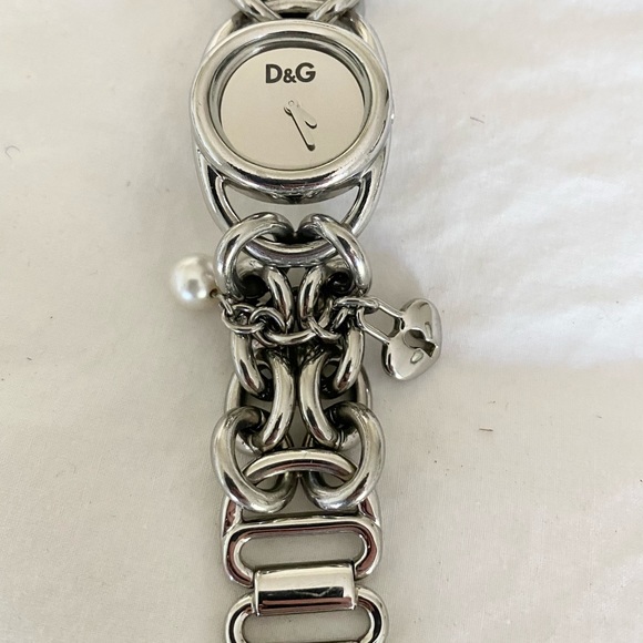 SOLD ❤️❤️❤️💯 Authentic D&G Watch with Lock & Key - Picture 3 of 11